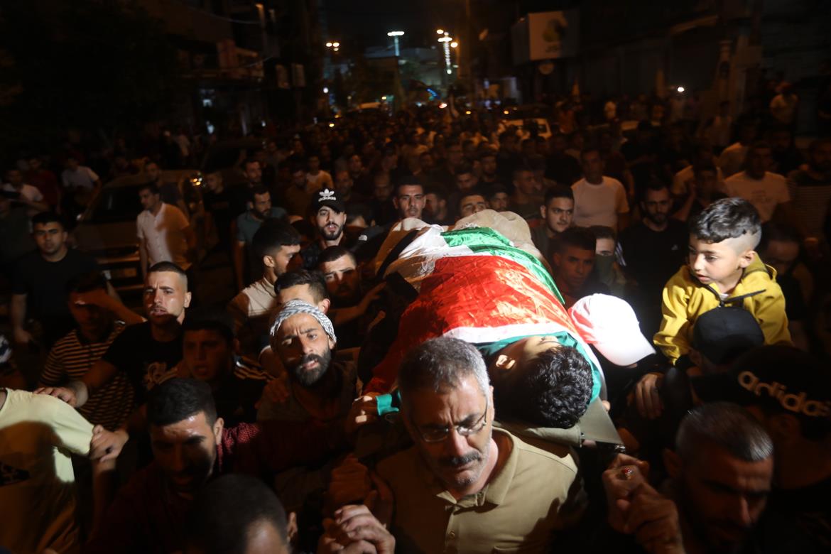 تشييع جثمان الشهيد الفتى مؤمن ياسين جابر في الخليل (تصوير: وفا)